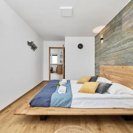 Stylish Kwiska By Renters Apartment